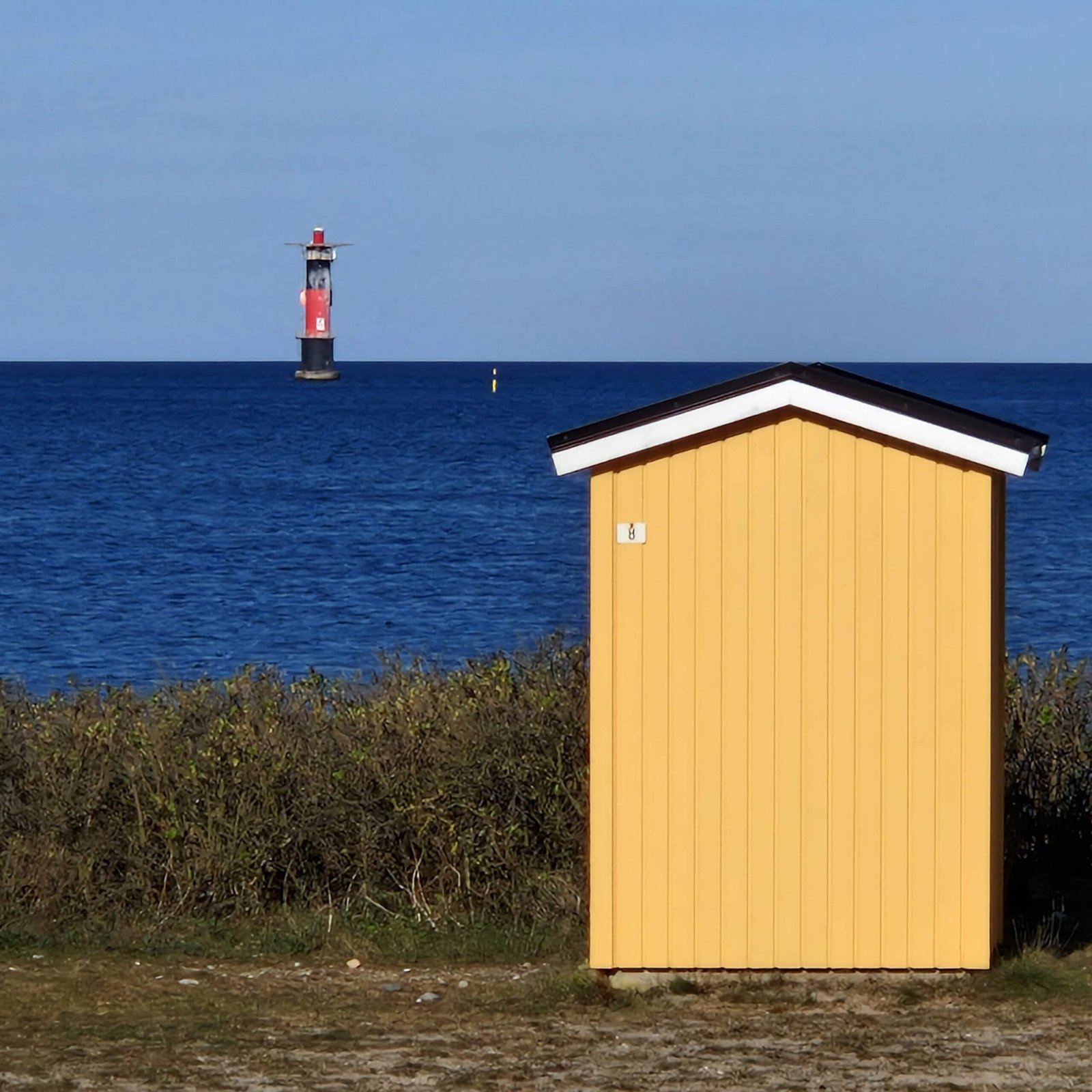 Badhytt i Viken med havet och fyren