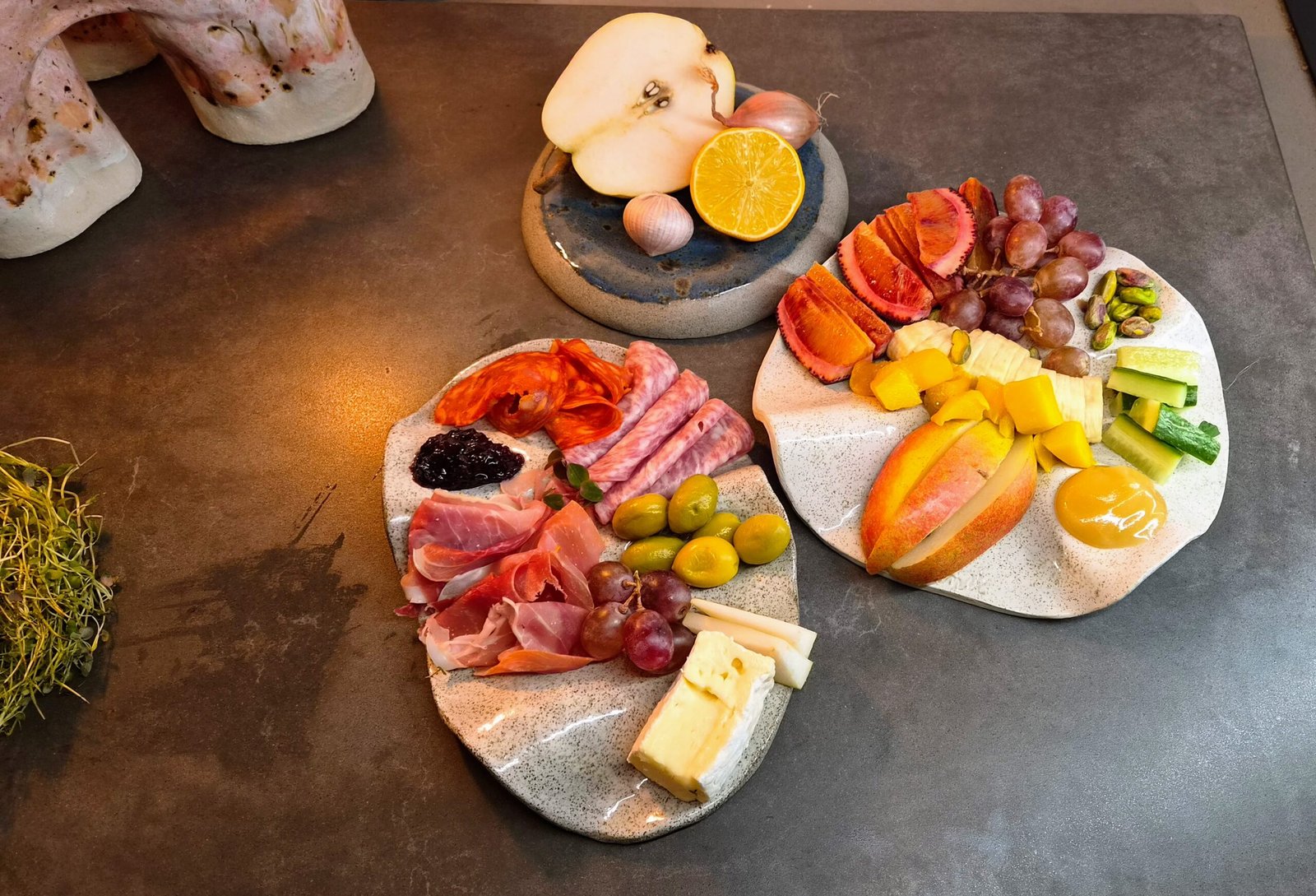 Chark och fruktfat i keramik handgort av Viken keramik