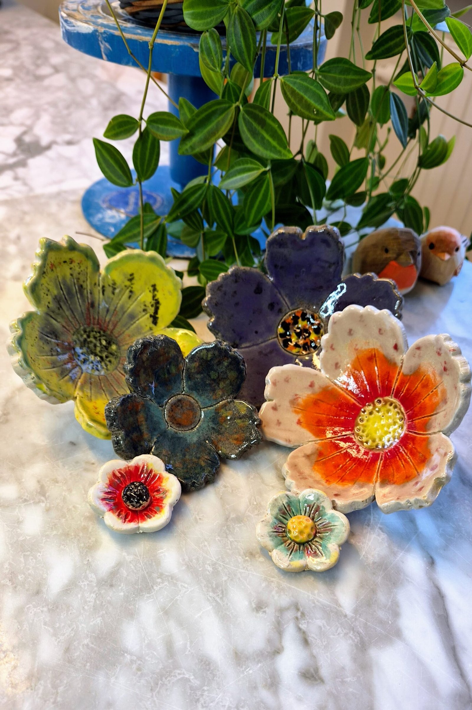 Blommor i keramik av Viken Keramik